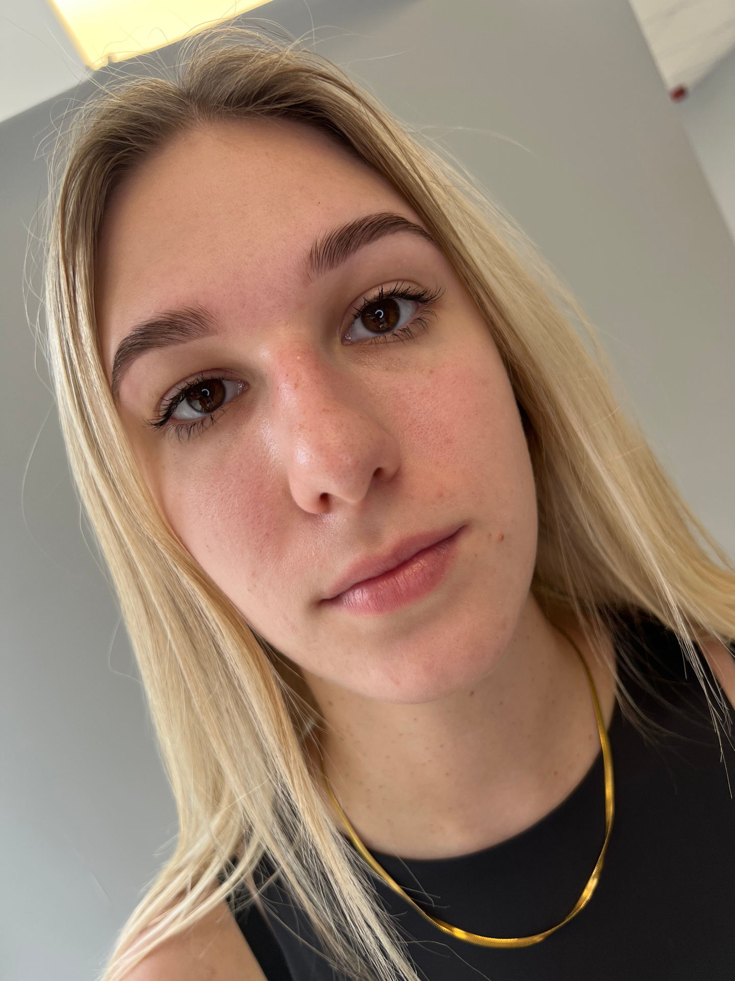 Rendezett szemöldök és természetes szempilla eredmény